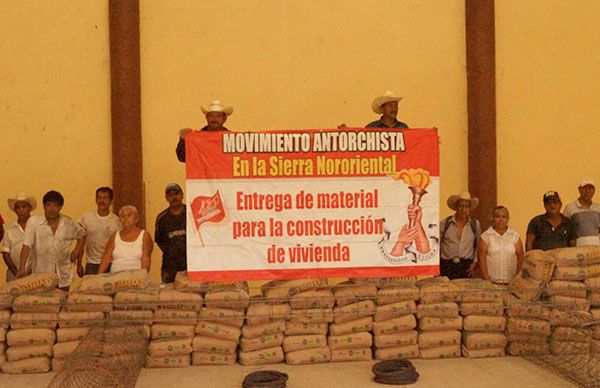  Entregan material para la construcción de vivienda