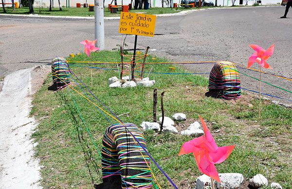 Cuidan estudiantes áreas verdes de su colonia  