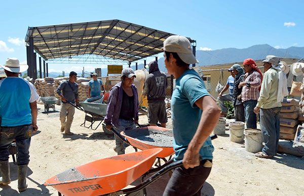 Ejecuta administración antorchista pavimentación en Huitzilan 