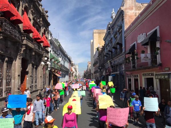 Protesta Antorcha en ocho dependencias de Puebla