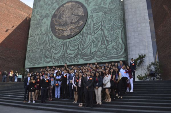 Recibe diputado antorchista a estudiantes del CUT Chimalhuacán en la Cámara de Diputados