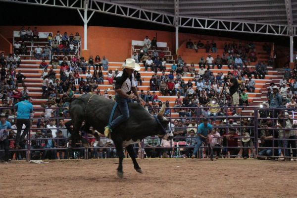 Jaripeo de Memo Ocampo y Banda La Suprema del Tiburón