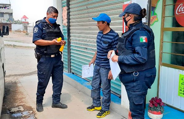 Policías de Chimalhuacán sanitizan transporte público