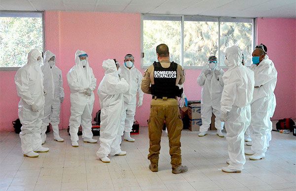 Sanitizan espacios públicos en Ixtapaluca