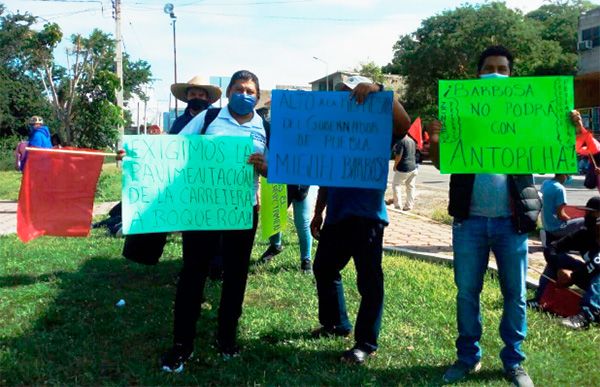 En Acatlán denuncian a Barbosa