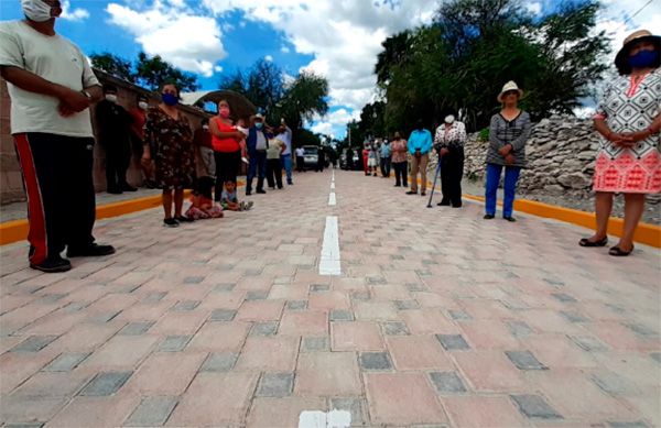 Inaugura alcalde de Atexcal adoquinado en Resurgimiento