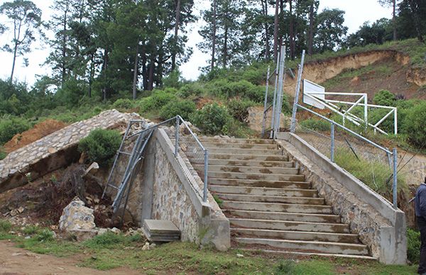 Cancha de Tagcotepec lleva 4 años bajo derrumbe