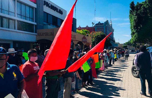 Continúan antorchistas protestas contra Barbosa