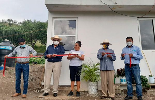Antorcha entrega vivienda en Acatlán