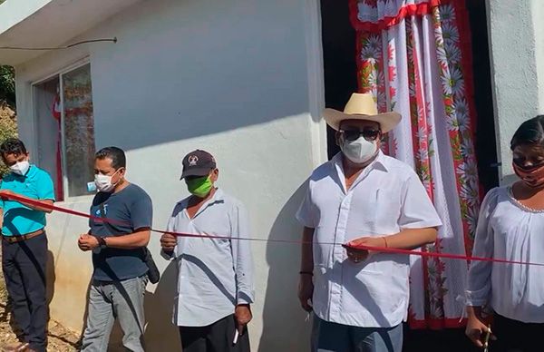 Entrega Nibardo Hernández viviendas en la Mixteca