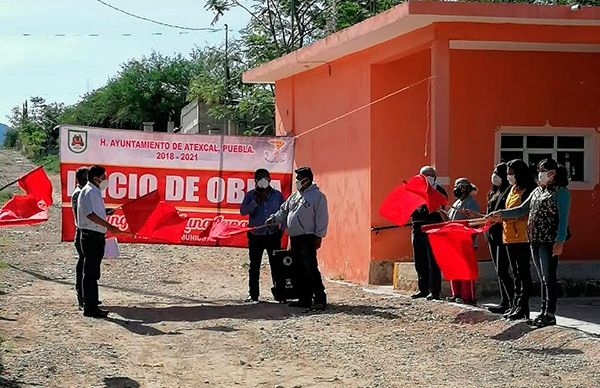 Entrega ayuntamiento de Atexcal adoquinado en Otlaltepec