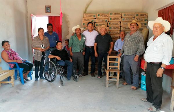 Antorcha apoya con cemento en San Sebastián Tenango