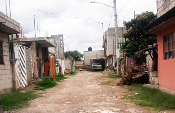 Denuncian vecinos falta de pavimentación 