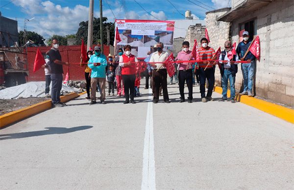 Alondra Méndez entrega obra en Almolonga