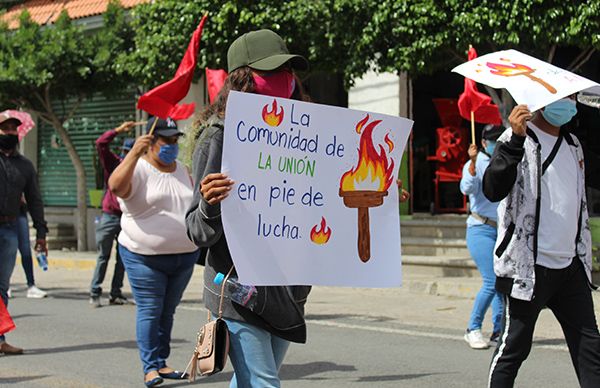 Tecomatecos defienden a sus líderes