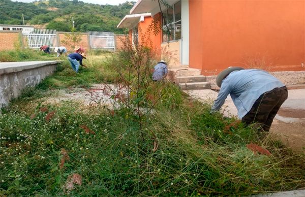 Mantienen limpios espacios educativos en Quicayán 