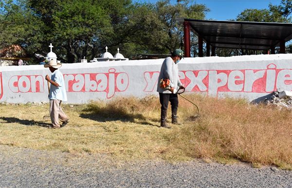 Realizan obras de limpieza en panteón de Ixcaquixtla