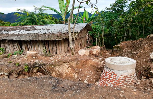 Sin concluir la reparación del drenaje sanitario en Olintla