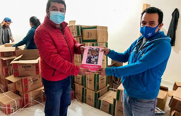 Entregan libros de texto a escuelas de Huitzilan 