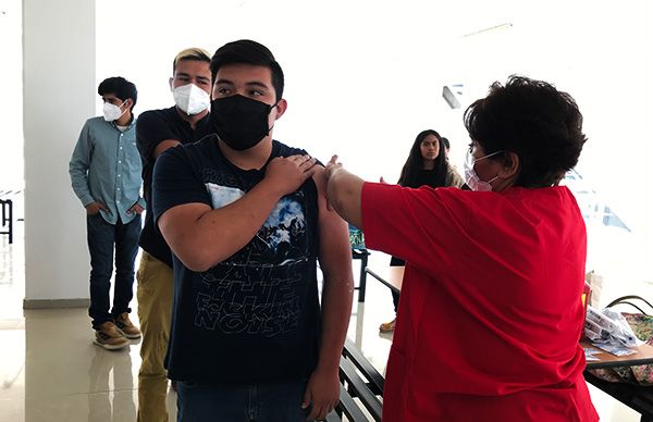 Realiza casa del estudiante campaña de vacunación