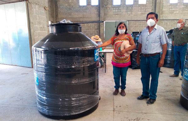 Entrega ayuntamiento tinacos en Atexcal