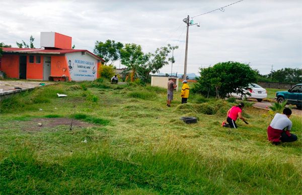 Padres de familia realizan faena en escuela