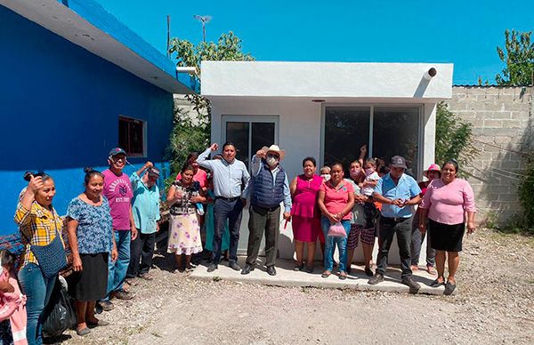 Inauguran cuartos para vivienda en Epatlßn