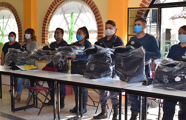 Entrega ayuntamiento de Ixcaquixtla uniformes a policÝa municipal
