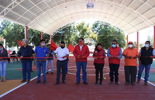 Entregan infraestructura deportiva en Clavijero