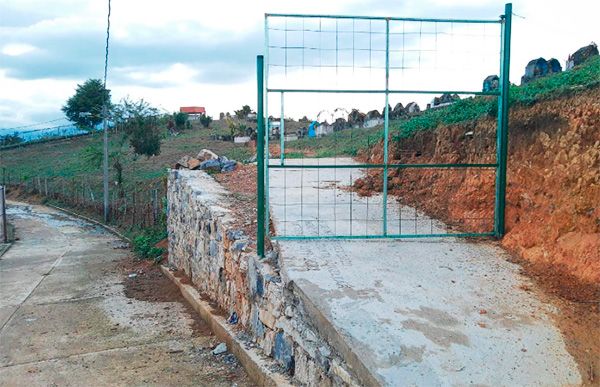 Construyen cerco del panteón de Chipahuatlán 