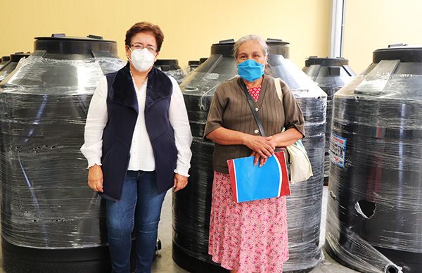 Entrega alcaldesa de Tepexi tinacos a habitantes 