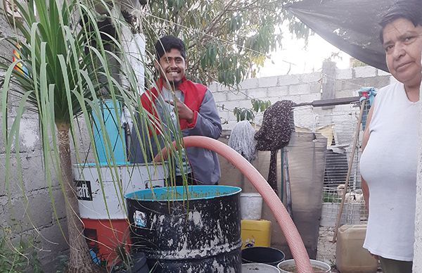 Evidencian vecinos servicio de agua deficiente