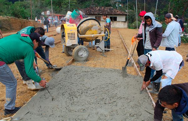 Construye Ayuntamiento de Huitzilan cancha en La Lomaâ?