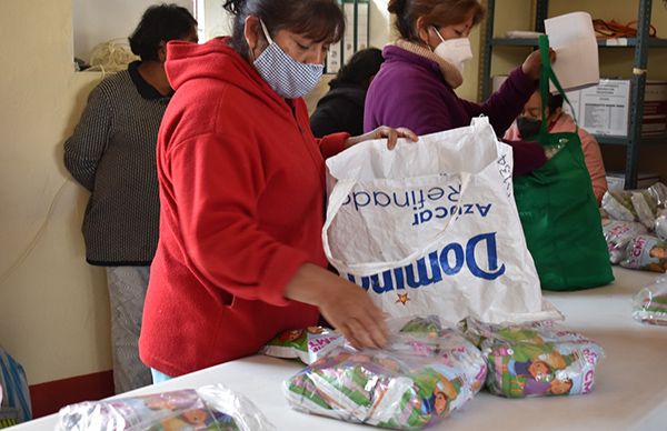 Ayudan con leche a población en Ixcaquixtla