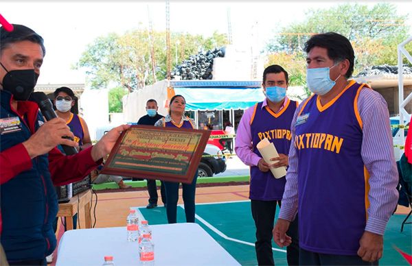 Inaugura Gobierno de Ixcaquixtla cancha en Pixtiopan
