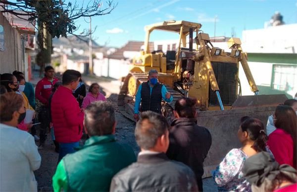 Logran antorchistas pavimentación en su colonia