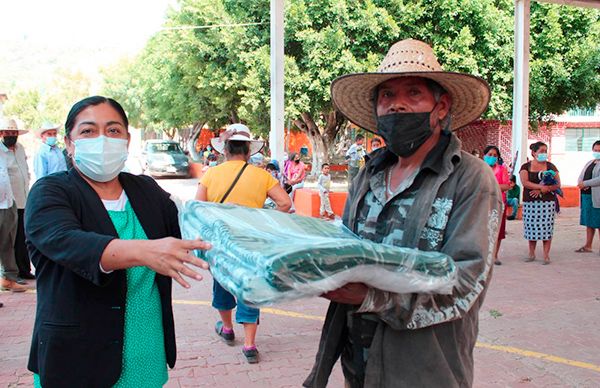 Entregan cobijas en Olomatlán