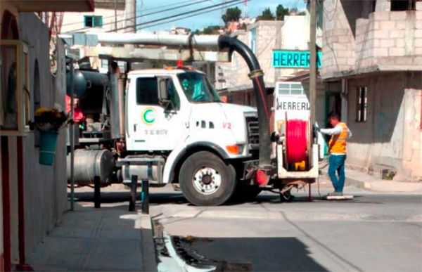 Desazolvan infraestructura sanitaria en colonia popular de Puebla