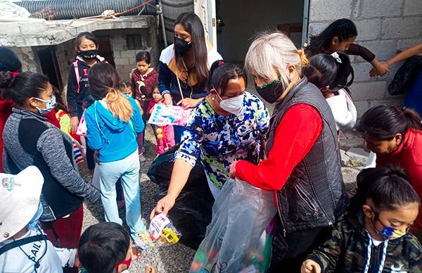 Lleva Antorcha juguetes a colonias populares