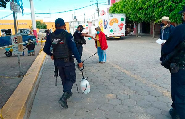 Desinfectan áreas públicas en Ahuatempan