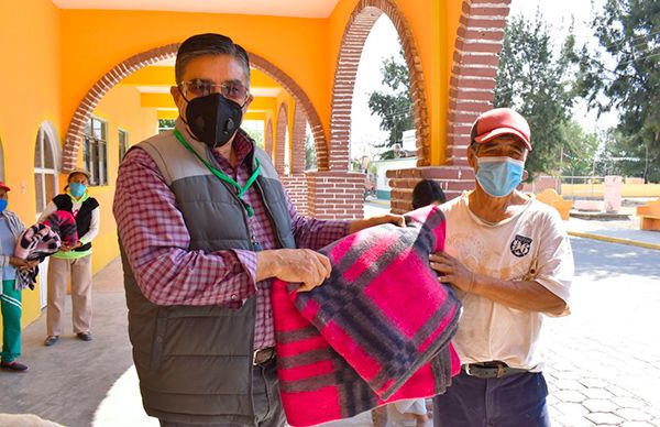 Entregan cobijas a adultos mayores en Ixcaquixtla