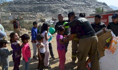 Policías de Chimalhuacán regalan juguetes a niños de escasos recursos