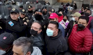 Recibe AMLO con policías a médicos de Oaxaca