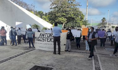 Se manifiesta Antorcha Magisterial en la Secretaria de Educación de Quintana Roo