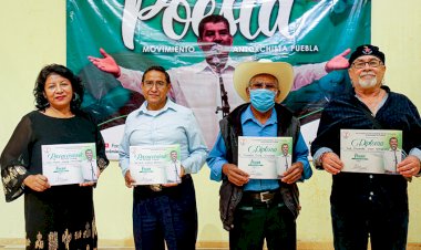 ¡Brillan campesinos y obreros en concurso de poesía!