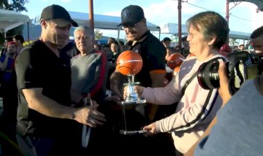 En estos momentos se lleva a cabo la premiación del XIV Torneo Nacional de Básquetbol.