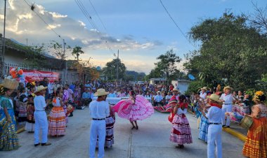 Antorchistas veracruzanos inauguran pavimentación en la colonia Antorcha Campesina