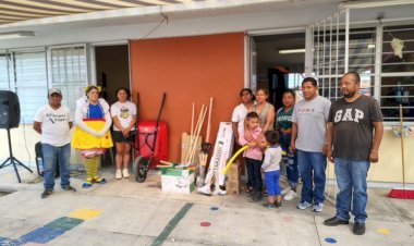 Antorcha entrega material de mantenimiento a preescolar