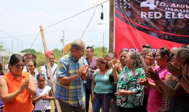 Celebran familias antorchistas electrificación en colonia Libertad