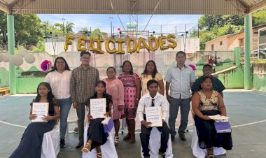 Egresan jóvenes amuzgos del Telebachillerato de Zacualpan